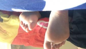 约可爱的社团小师妹到酒店玩脚