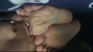 约可爱的社团小师妹到酒店玩脚