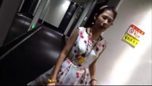 约两位好心的姑娘到酒店 愿意接受挠玩TK白嫩脚丫