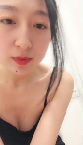 美女肉丝破个洞调戏踩踏小黄鸭