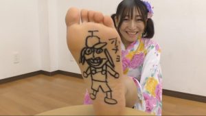 和服霓虹妹脚底画画挠痒+埋在沙里挠脚丫-1080P