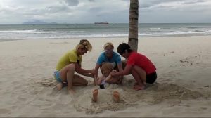 和服霓虹妹脚底画画挠痒+埋在沙里挠脚丫-1080P