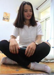 小MM秀棉袜猥琐男舔<2部视频+314张套图>