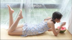 卡哇伊小MM秀裸足肉丝洒洒水娇娇足<1部视频--128张套图》