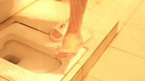 卡哇伊小MM秀裸足肉丝洒洒水娇娇足<1部视频--128张套图》