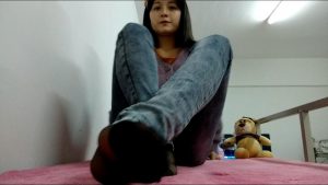 可爱的妹子乖乖听我话秀性感黑丝骚脚，这秘密武器一亮我看谁能招架！