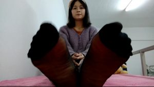 可爱的妹子乖乖听我话秀性感黑丝骚脚，这秘密武器一亮我看谁能招架！