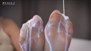 香丝牛奶草莓浴模特：楠楠