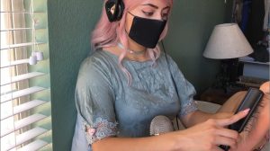 美女自己挠自己的玉足