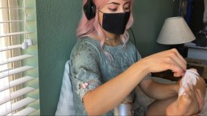 美女自己挠自己的玉足