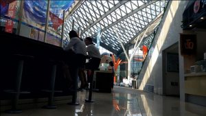 售楼小姐工作闲暇挑鞋放松