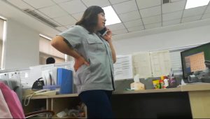 偷拍单位熟妇的丝足，5分04秒