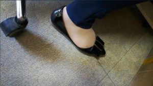 偷拍单位熟妇的丝足，5分04秒