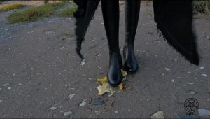 Helga Li女神大长腿长靴踩蚯蚓