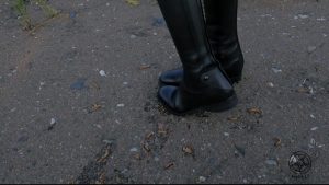 Helga Li女神大长腿长靴踩蚯蚓