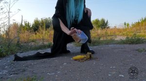 Helga Li女神大长腿长靴踩蚯蚓