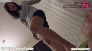 美女全体重裸足踩踏+舔足