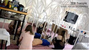 『奴隶岛』—双人踩扁瘦奴