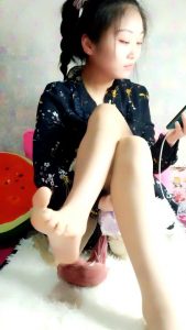 小不纯美女丝袜赤足露脸