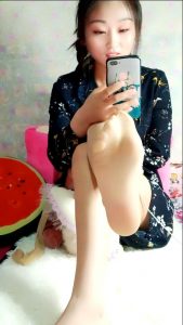 小不纯美女丝袜赤足露脸