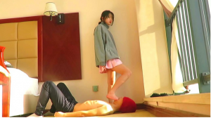 【侑主】侑主裸足踩裆全体重插嘴深喉