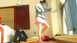 【侑主】侑主裸足踩裆全体重插嘴深喉