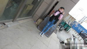 小妹妹第一次约拍害羞带口罩漏脚底