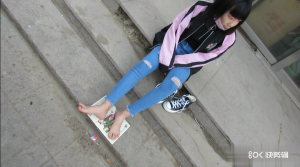 小妹妹第一次约拍害羞带口罩漏脚底