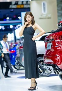 【K&M】车展名模邵晴展示诱人的美足！嘴里还念念有词！