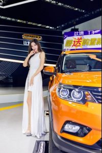 【K&M】车展名模邵晴展示诱人的美足！嘴里还念念有词！