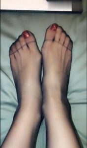 黑丝少妇秀丝袜玉足