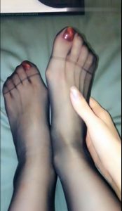 黑丝少妇秀丝袜玉足