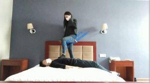 美女踩死小偷-97LZTD-11101