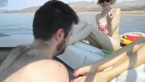 Rene女神和闺蜜游艇上玩弄脚奴，最后一脚踢下海-97LZTD-11140