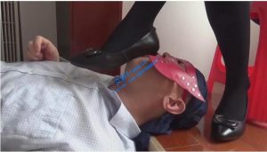 前台美女教练的职业装运动—黑裤袜黑跟鞋的践踏玩耍-97LZTD-1276