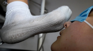 【惑心】贱母狗跪舔极臭脏袜子