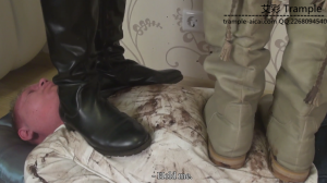 两女神脏靴子在毯子身上踩来踩去，蹭干净了