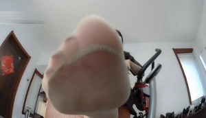 婧児脚下的膜拜奴乞求主人高跟鞋的践踏 好啊 让我好好玩玩你！