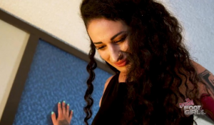 美国贱狗被中东女神Arabelle禁锢起来虐踩羞辱！长脚气的汗脚脚皮掉了贱狗一脸