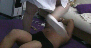 安心S暴力踢打踢下体虐下体数据线狠抽狗狗