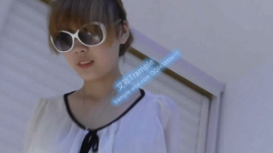 美女高跟鞋踩龙虾 把龙虾放到鞋子里踩