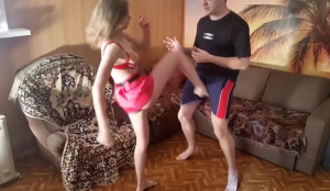 19岁金发美少女霸气踩狗裆踏狗头！暴力踢裆爆蛋贱狗男，踩脸踩裆舔脚羞辱