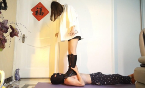 【黑丝诱惑】沐沐肉丝长靴踩脖子窒息