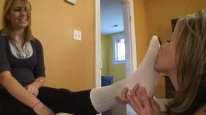 女女-开发闺蜜当主子的好方法！以帮她试鞋为名，零距离闻舔她的新鲜臭棉袜脚 -97LZTD-95537