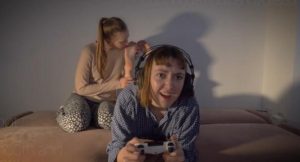 女女-伺候室友主子打游戏！给她脱了袜子舔臭脚伺候！睡觉都要含着她的脚趾头-97LZTD-95538