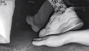 B651 - 无意识小女孩童鞋多动踩全手 bf42092-97LZTD-103176