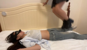 【208宿舍】女m系列：JK全体重踩踏母狗，在身上跳 YC-240906-97LZTD-10659.7z