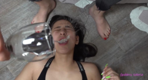 LGF女女-女奴闻舔Selena长脚气的超臭棉袜汗脚！浓痰吐脸，臭汗脚踩脸狂搓！bf19876-97LZTD-117527