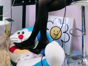 美女主播厚黑丝高跟鞋踩烂叮当猫 细鞋跟给它开膛破肚 狠钻捅戳刺踩 语言互动 bf46718-97LZTD-450926