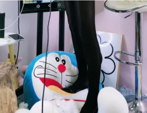 美女主播厚黑丝高跟鞋踩烂叮当猫 细鞋跟给它开膛破肚 狠钻捅戳刺踩 语言互动 bf46718-97LZTD-450926